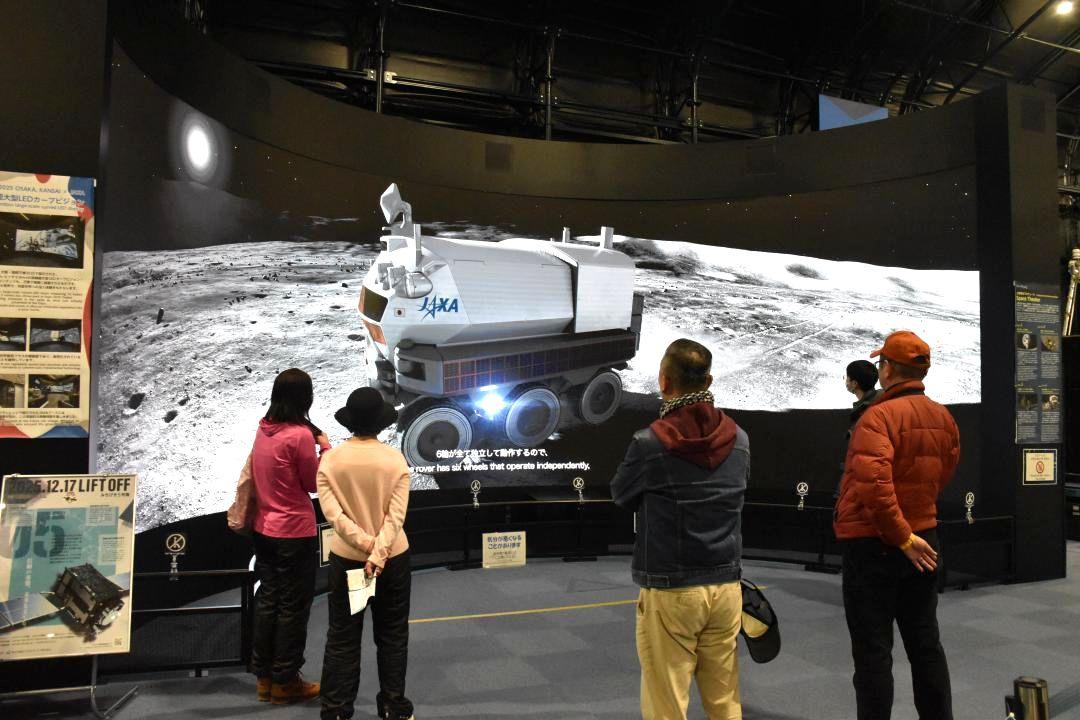 大阪・関西万博で展示されJAXA筑波宇宙センターに移設された大型LEDビジョン=つくば市千現