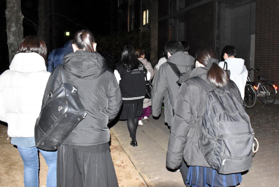 試験会場を後にする受験生ら＝つくば市天王台