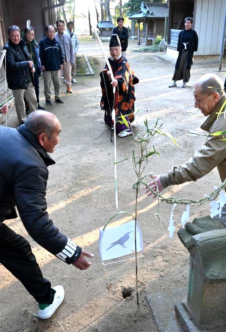 カラスの的を射る宮司=取手市野々井