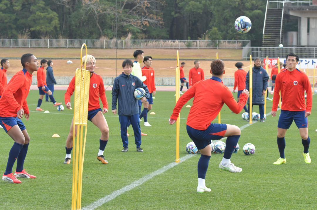 フットバレーに取り組むJ1鹿島の選手たち=ひなた陸上競技場