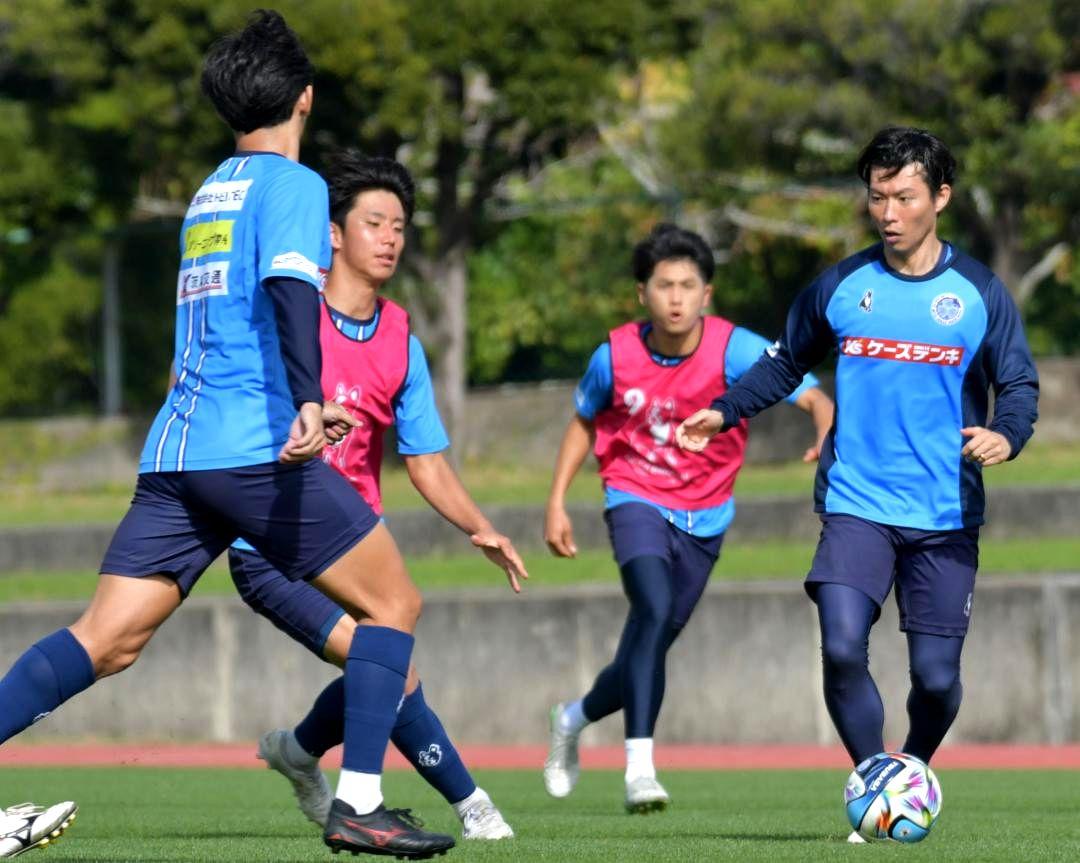 実戦練習に励むJ1水戸の渡辺(右)ら=豊見城総合公園陸上競技場