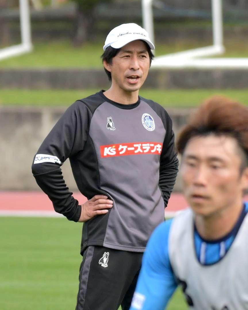 練習中、選手に指示を送るJ1水戸の樹森監督=豊見城総合公園陸上競技場