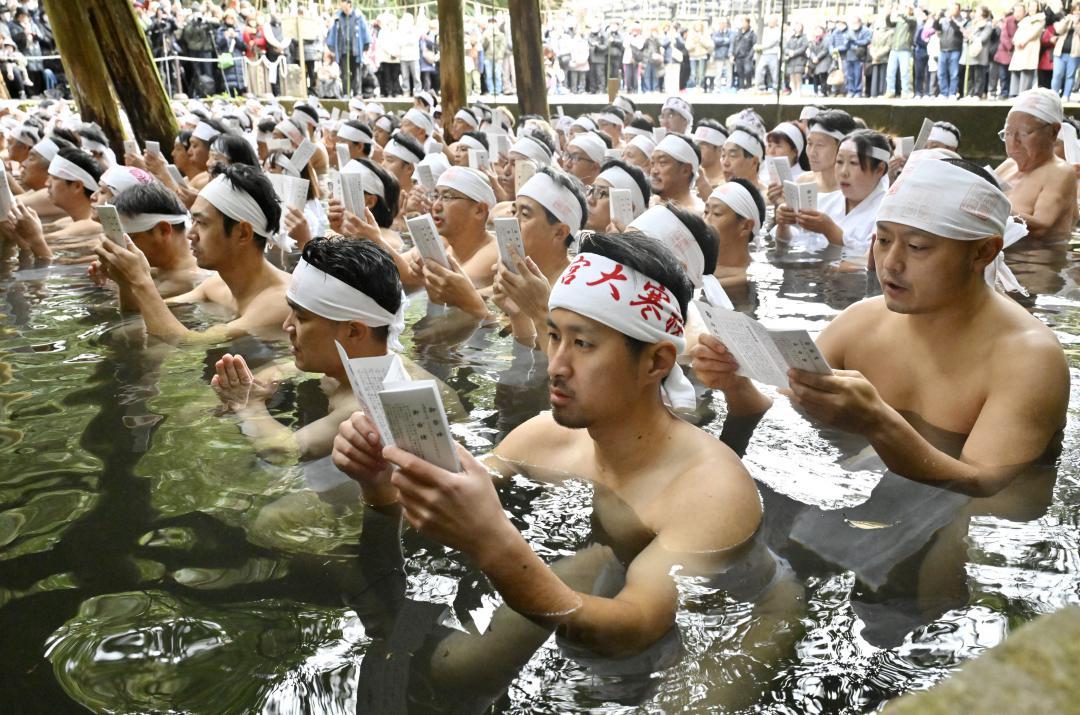 御手洗池に漬かる大寒みそぎの参加者=鹿嶋市宮中