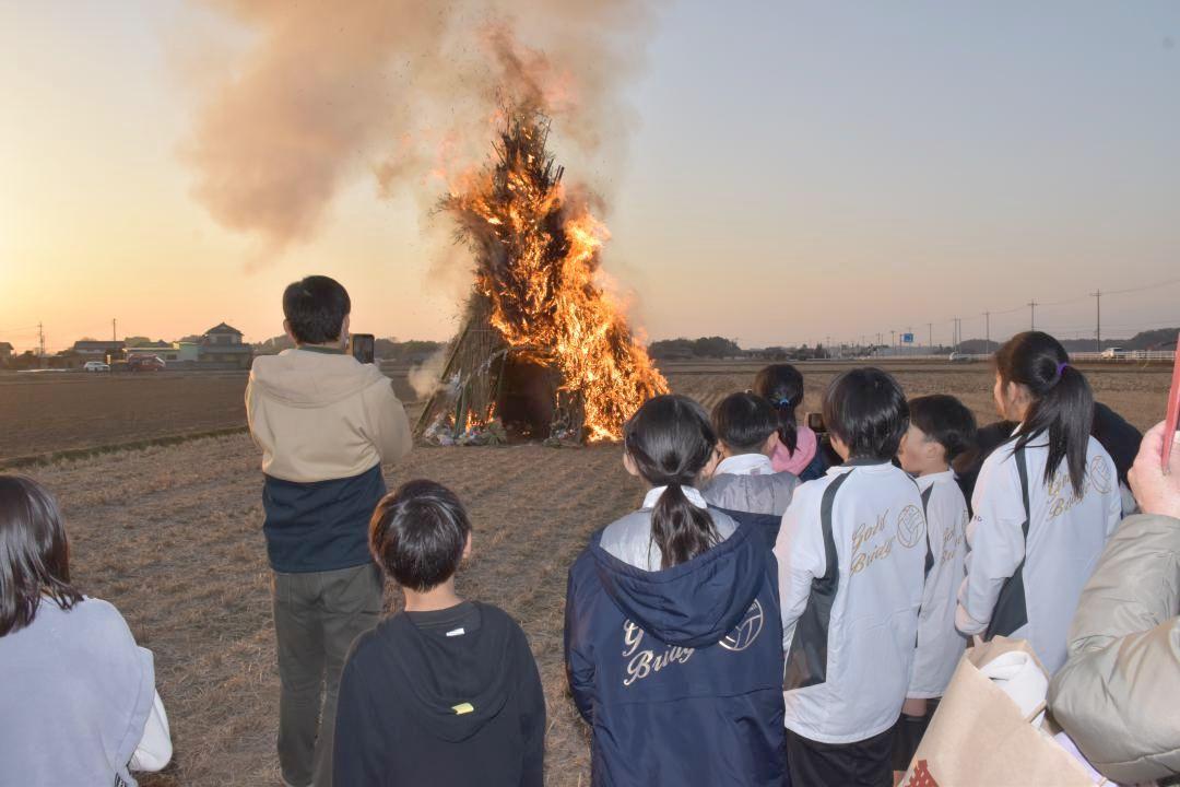 燃え上がった鳥追い小屋=常陸太田市上河合町