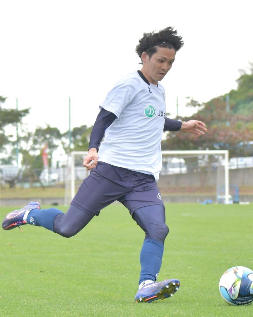 J1名古屋との練習試合で、クロスを上げるJ1水戸の真瀬=黄金森公園陸上競技場