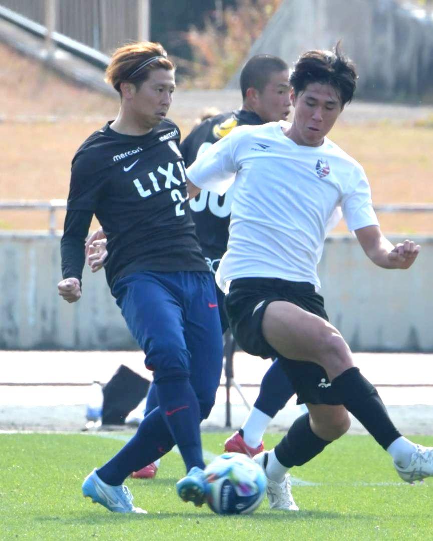 J1岡山との練習試合で実戦復帰したJ1鹿島の安西(左)=ひなた陸上競技場