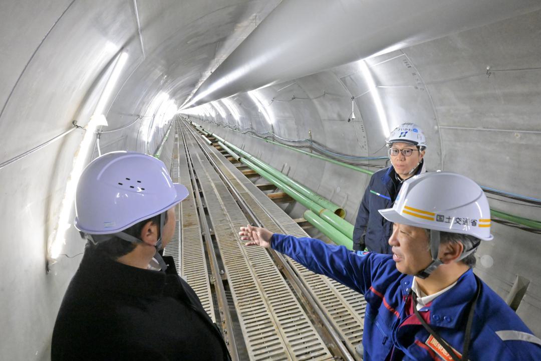 報道陣に公開された貫通した石岡トンネルの第3工区=21日、茨城町上飯沼