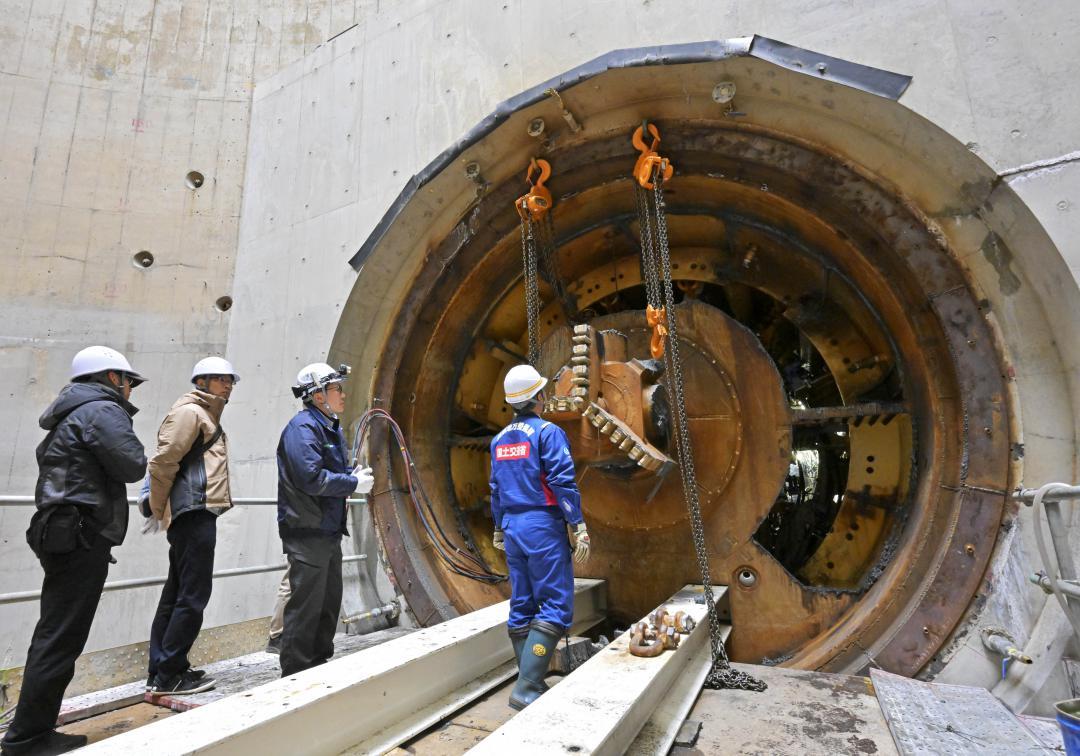 報道陣に公開された、貫通した石岡トンネルの第3工区=21日、小美玉市堅倉の堅倉立坑