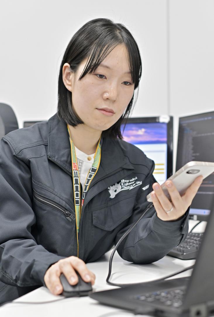 証拠品となる電子機器やデータを扱う県警サイバー捜査課の溝井由樹子さん=県警本部