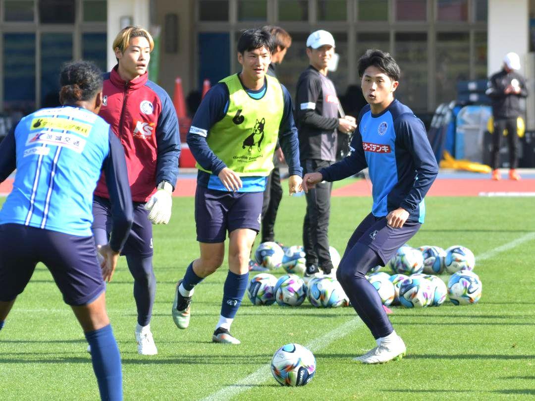 ミニゲームでパス回しと守備の動きを確認するJ1水戸の選手たち=豊見城総合公園陸上競技場