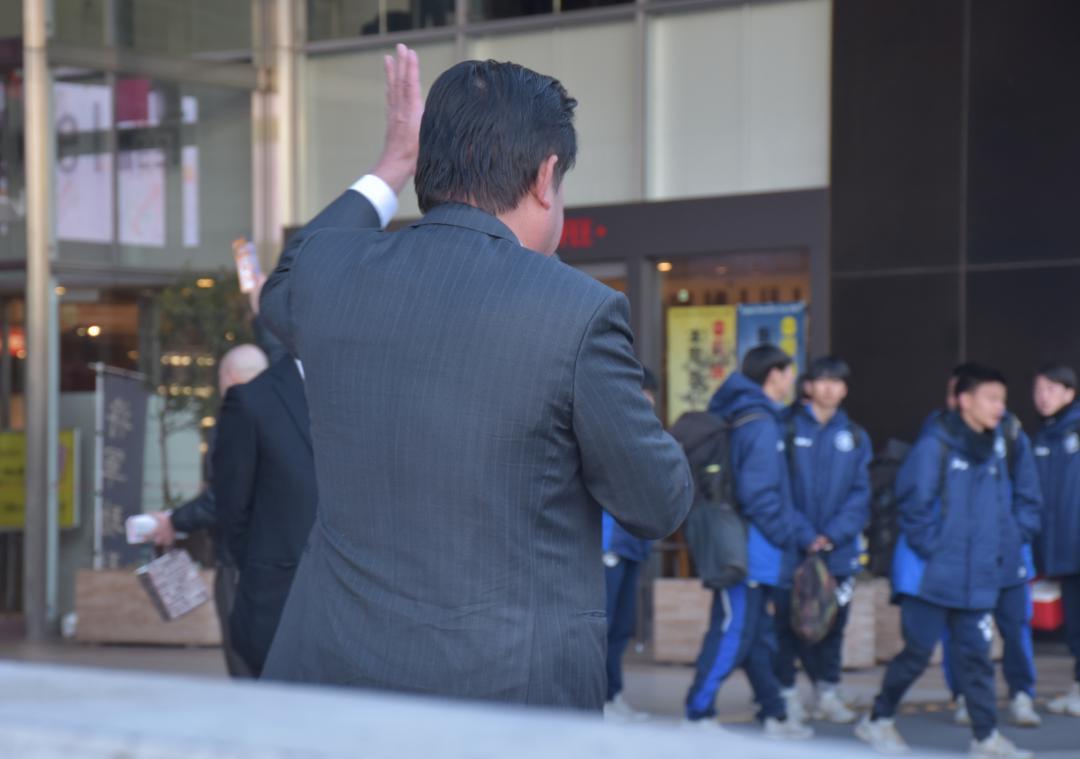 衆院の解散後、地元に戻って演説する立候補予定者=23日夕、水戸市宮町