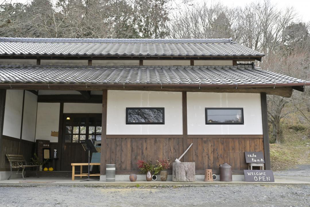 納屋を改装した店の外観