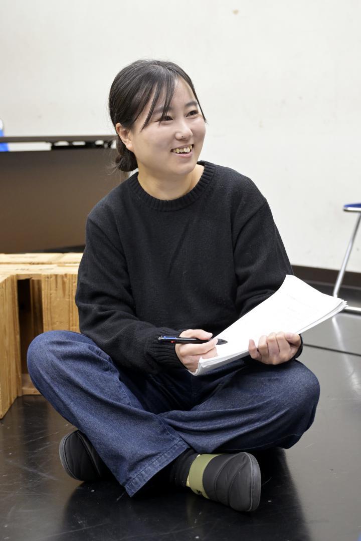 演者と同じ目線で演技や発音を教える劇作家の石黒麻衣さん=東京都中央区