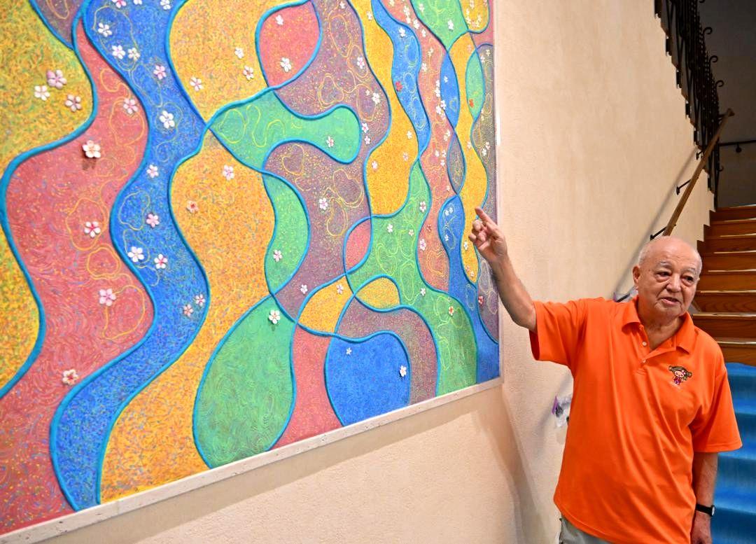 フレスコ画「玉龍泉流梅図」への思いを語る丹羽洋介さん=2025年10月21日、水戸市泉町