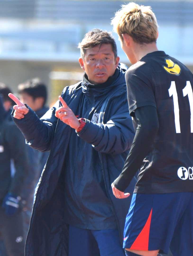 J1福岡との練習試合で指示を送るJ1鹿島の鬼木監督=ひなた陸上競技場