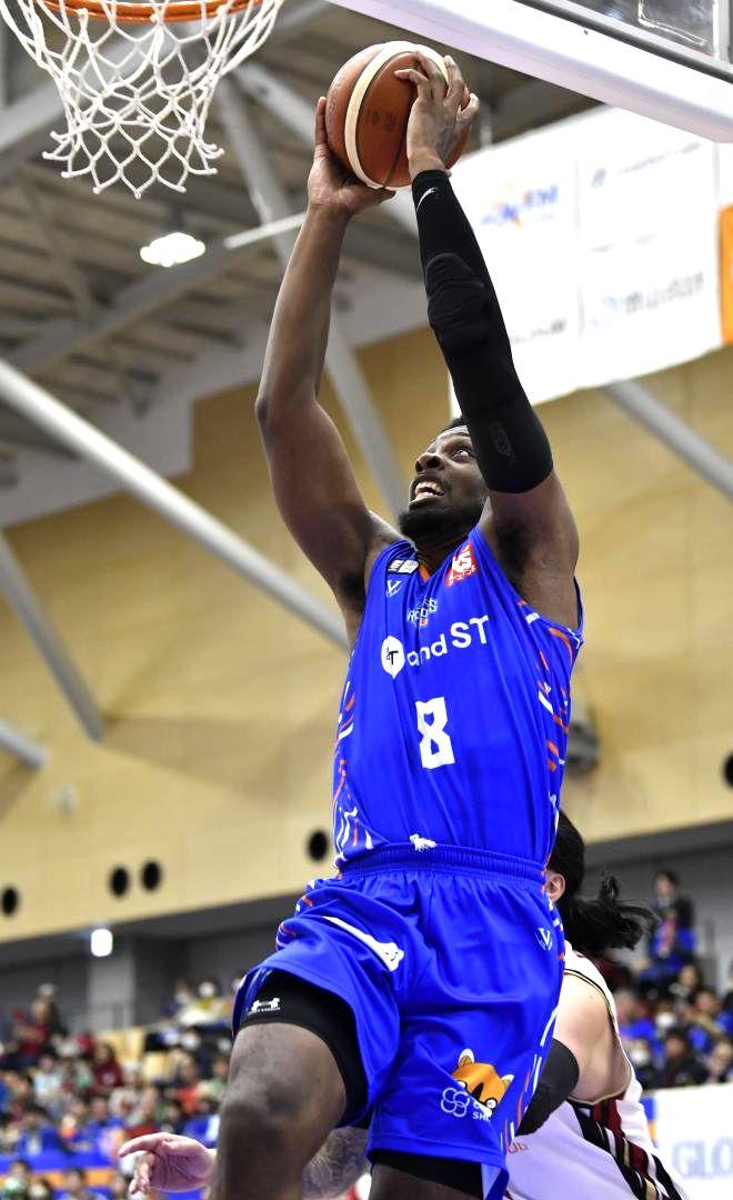 ロボッツ-越谷　第2クオーター、ダンクを決めるロボッツのクック=日立市池の川さくらアリーナ