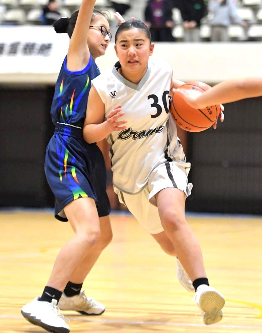 〈女子準々決勝〉井野スポ少-北守谷Crowsスポ少　第1クオーター、ゴール下に切り込む北守谷Crowsスポ少の広瀬(右)=まるたか観光アリーナ