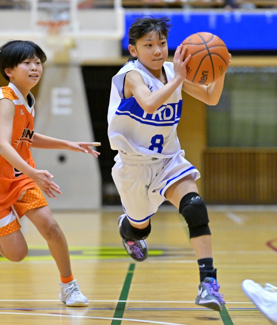 〈女子決勝〉陽光台LOVERS-大野ク　第2クオーター、パスを出す陽光台LOVERS・遠崎=霞ケ浦文化体育会館