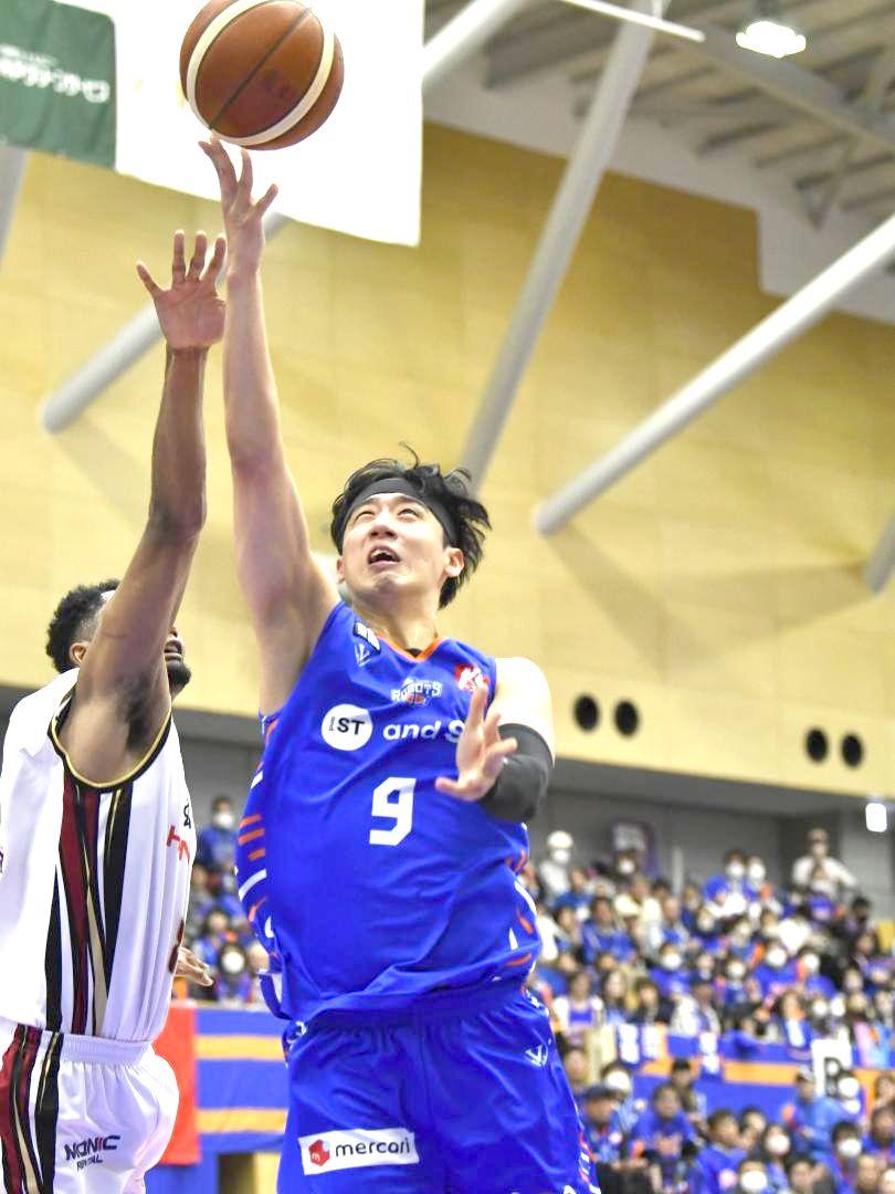 ロボッツ-越谷　第4クオーター　シュートを決めるロボッツの梁宰珉(右)=日立市池の川さくらアリーナ