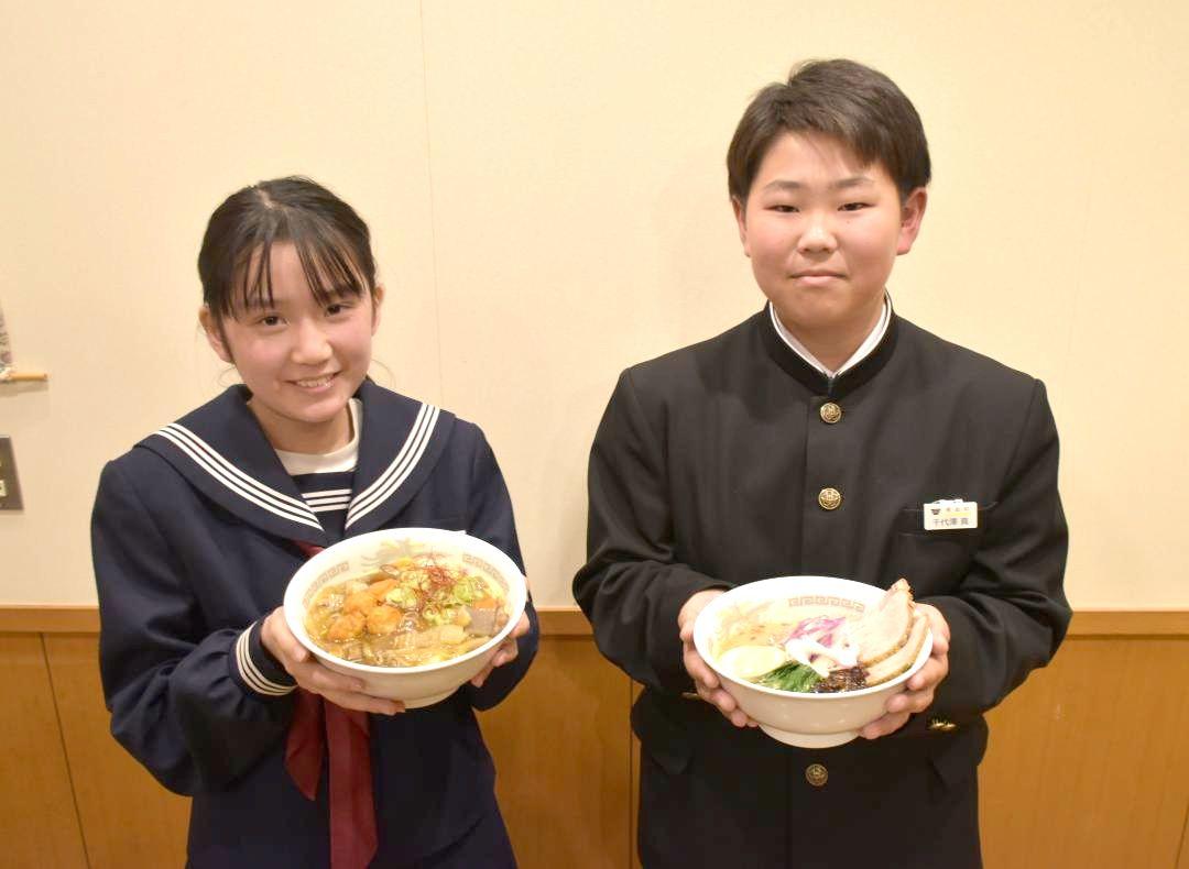ホロルの湯で提供するラーメンを考案した川和花凛さん(左)と千代沢真さん=城里町下古内