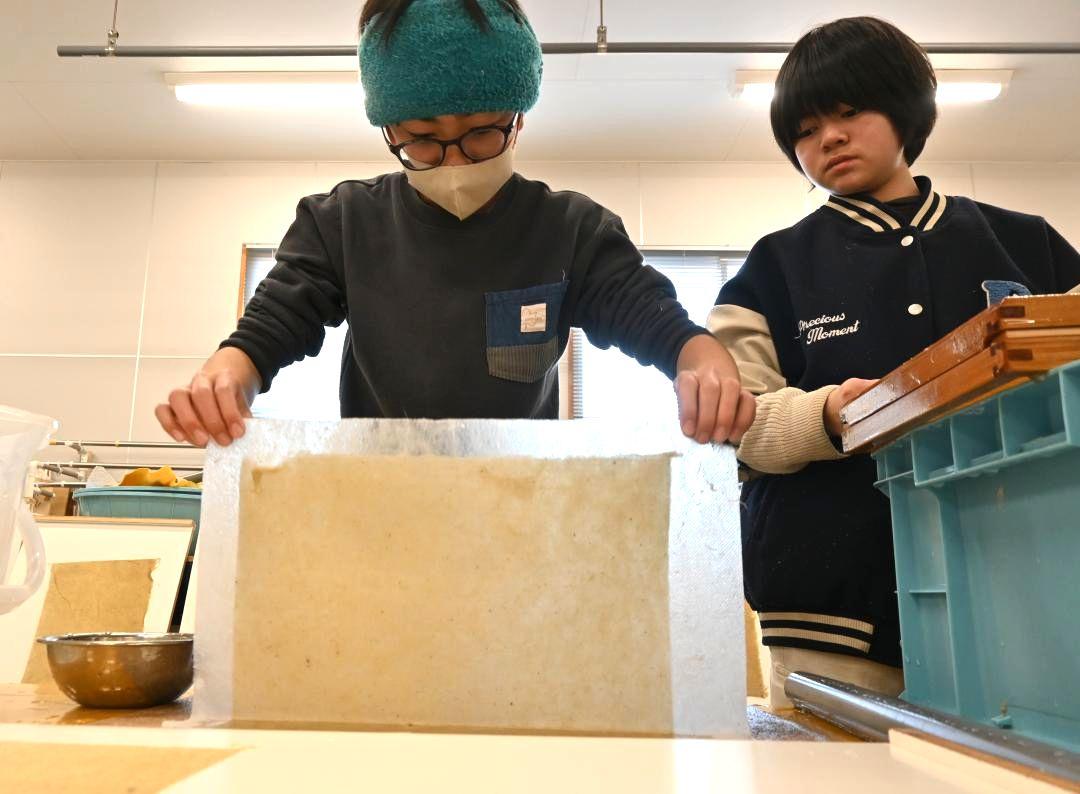 紙すきに挑戦する児童=取手市小文間