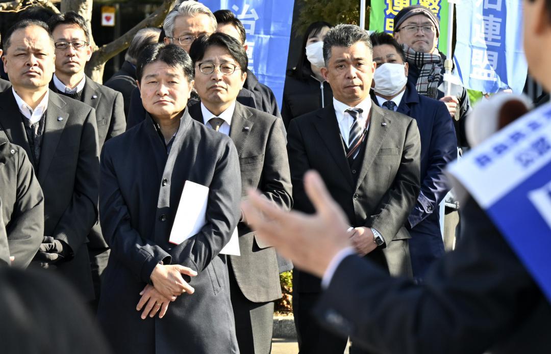 衆院選が公示され、候補者の演説に耳を傾ける聴衆=27日、水戸市内