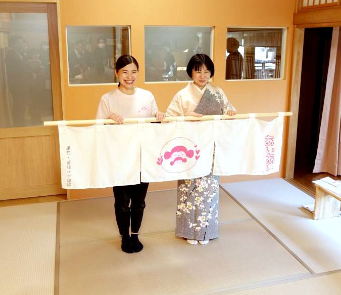 カフェラウンジでのれんを掲げる大関萌子代表(左)と設楽詠美子市長=筑西市丙