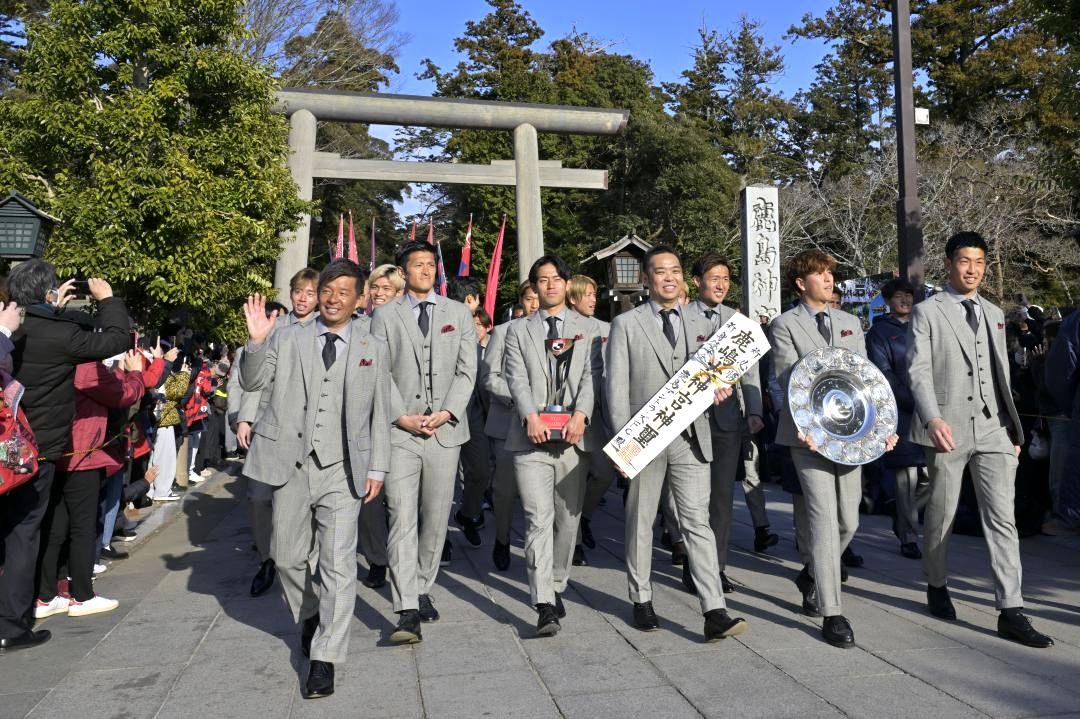 鹿島神宮の参道をパレードするJ1鹿島の監督や選手たち=28日午後、鹿嶋市宮中