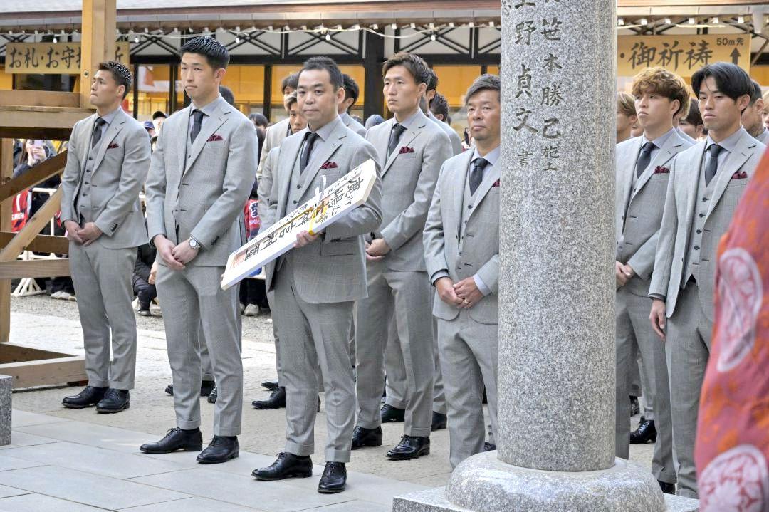 鹿島神宮で今年の必勝を祈願したJ1鹿島の監督や選手たち=鹿嶋市宮中