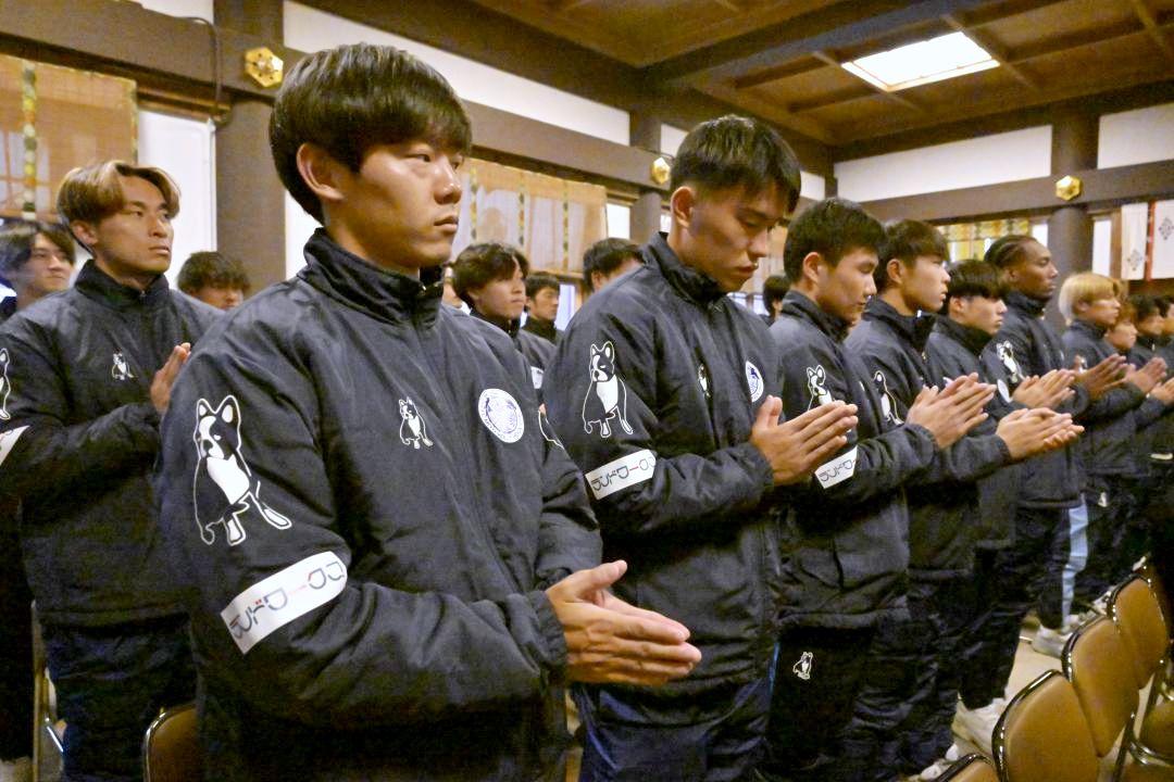 常磐神社で必勝祈願をするJ1水戸の選手たち=水戸市常磐町