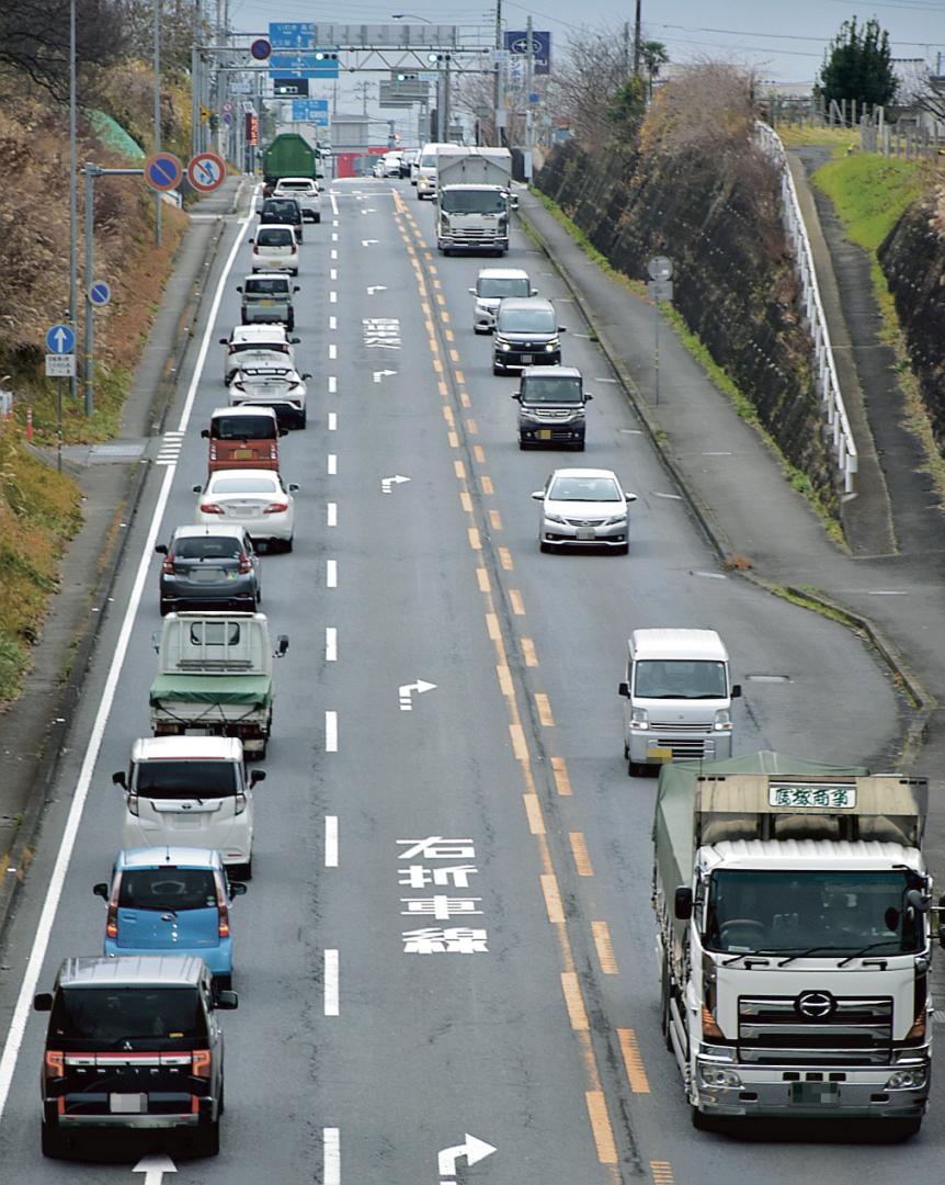 慢性的な渋滞が発生する日立市内の国道6号。市はビッグデータを活用し渋滞緩和の施策づくりに取り組む=2025年12月、同市石名坂町(画像の一部を加工しています)