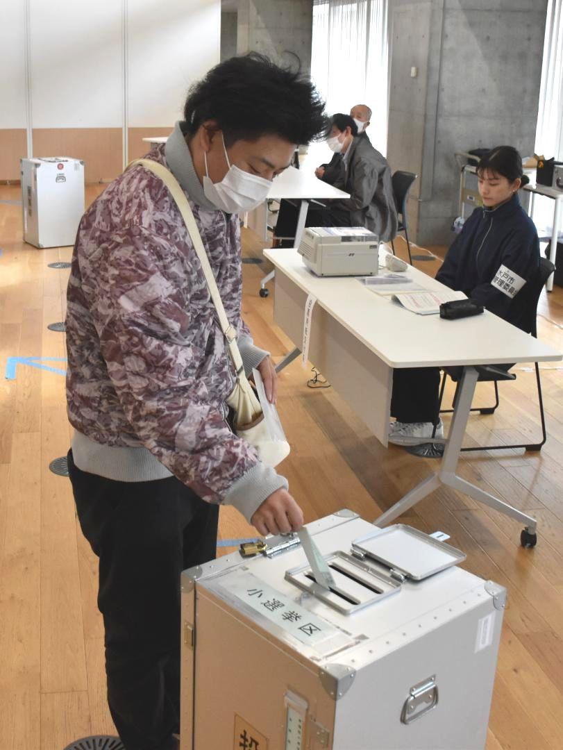 衆院選の期日前投票が始まり1票を投じる有権者=水戸市役所