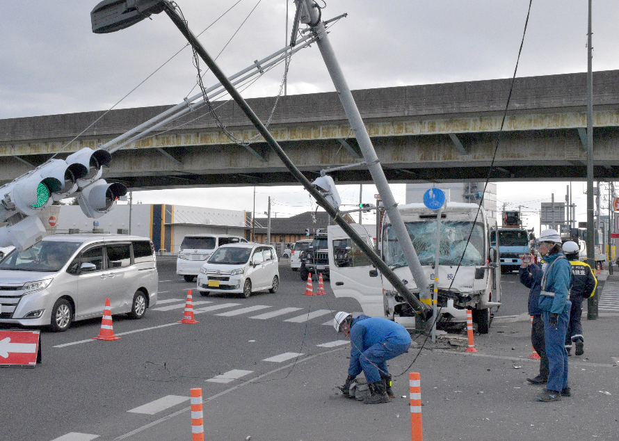 マイクロバスが衝突し折れた信号柱=29日午後、水戸市米沢町(画像の一部を加工しています)