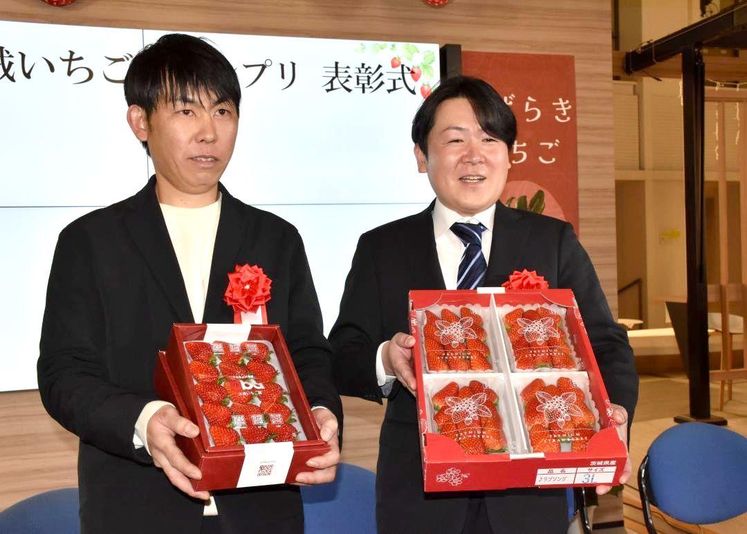 県知事賞を受賞した、大場いちご園の大場祐介さんと深作農園の深作勝己さん(左から)=県庁