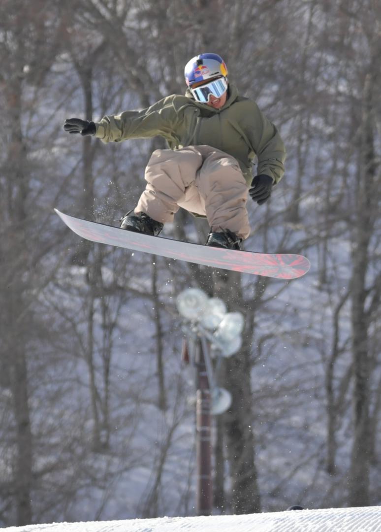 福島県のスキー場で練習する荻原大翔=2025年12月23日