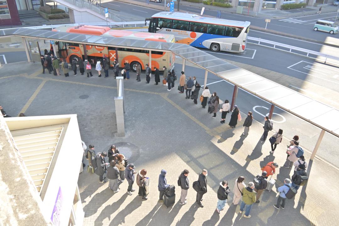 東京駅へ向かう臨時の高速バスの行列に並ぶ利用者=水戸市宮町1丁目