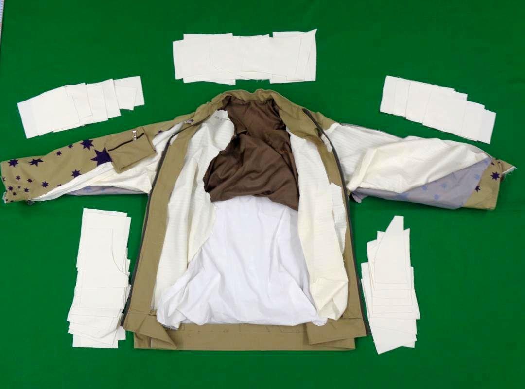 衣類の表地と裏地の間に覚醒剤の染み込んだ布が入っていた(横浜税関提供)