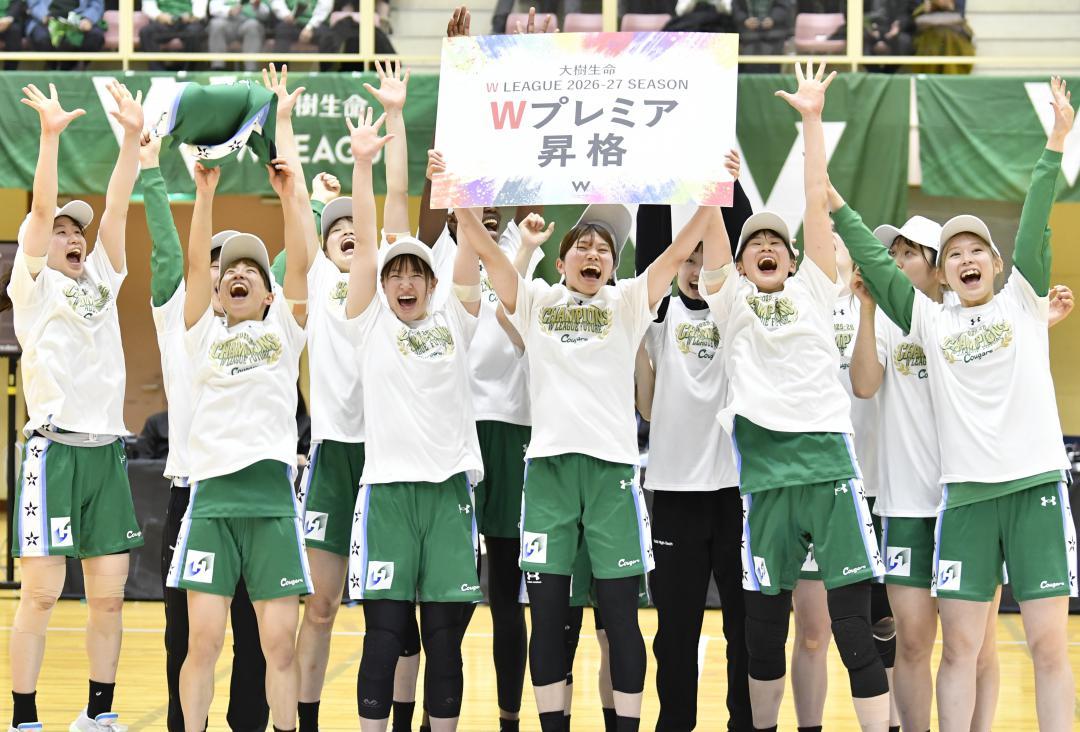 1部昇格が決まり喜ぶ日立ハイテクの選手たち=ひたちなか市総合体育館