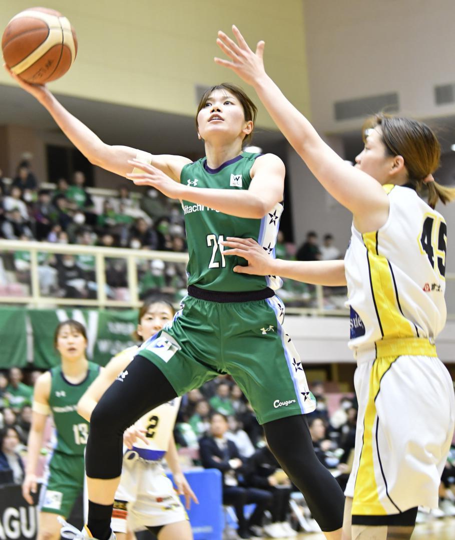 日立ハイテク-山梨　第4クオーター、シュートを決める日立ハイテクの主将・高田(左)=ひたちなか市総合体育館