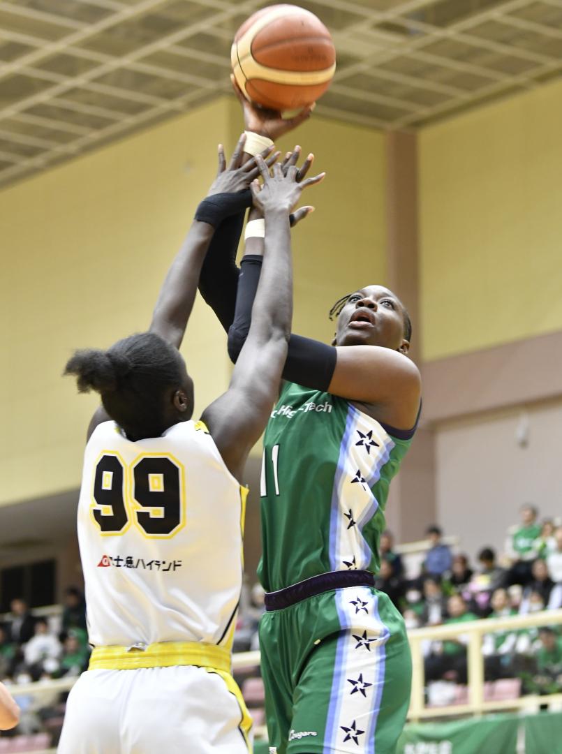 日立ハイテク―山梨　第１クオーター、シュートを放つ日立ハイテクのアミナタ（右）＝ひたちなか市総合体育館