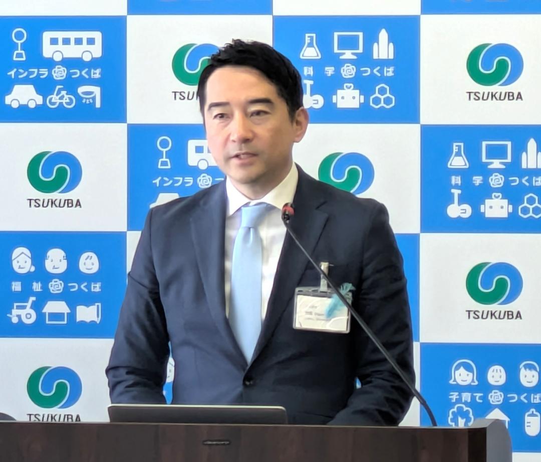 記者会見するつくば市の五十嵐立青市長=同市役所