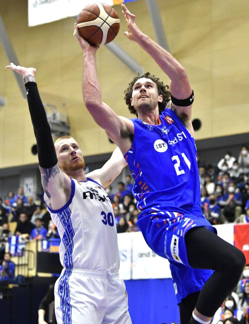 ロボッツ-三河　第2クオーター、シュートを放つロボッツのジェイコブセン(右)=日立市池の川さくらアリーナ