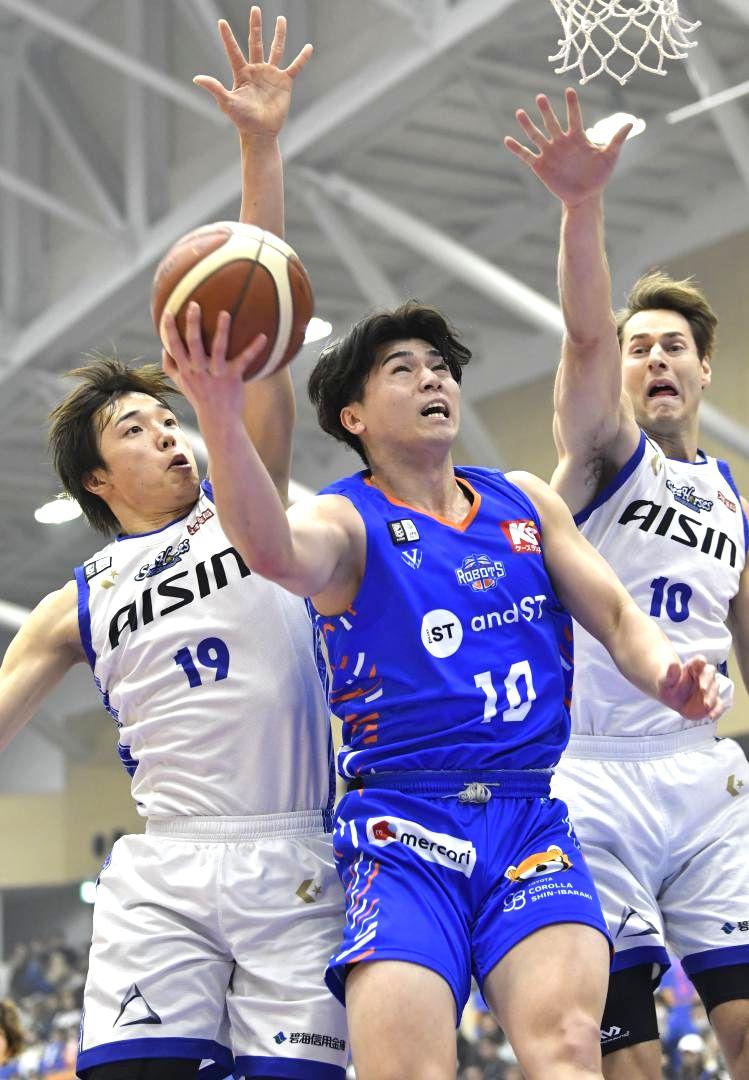 ロボッツ-三河　第1クオーター、内角に切り込むロボッツの陳岡(中央)=日立市池の川さくらアリーナ
