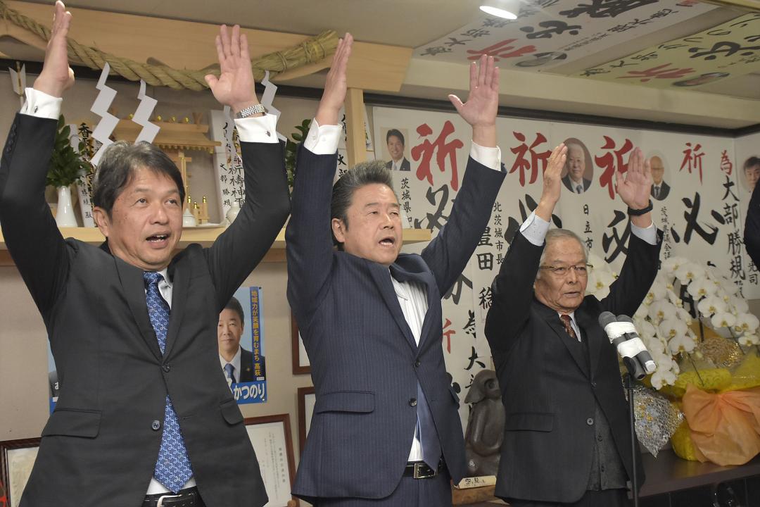 3回目の当選を果たし、万歳する大部勝規氏(中央)=1日午後8時半ごろ、高萩市下手綱