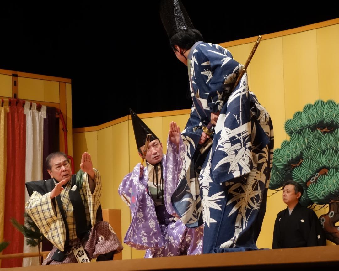 「二人大名」を演じる重要無形文化財保持者の狂言師、三宅右近さん(左)ら=ひたちなか市青葉町