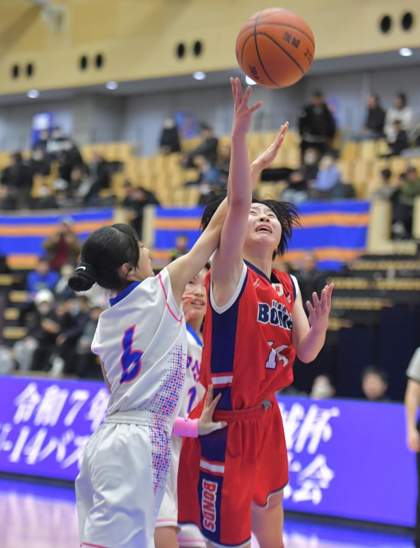 〈女子決勝〉潮来WINGS-ボンズ茨城　第3クオーター、シュートを放つボンズ茨城の大沢(右)=日立市池の川さくらアリーナ