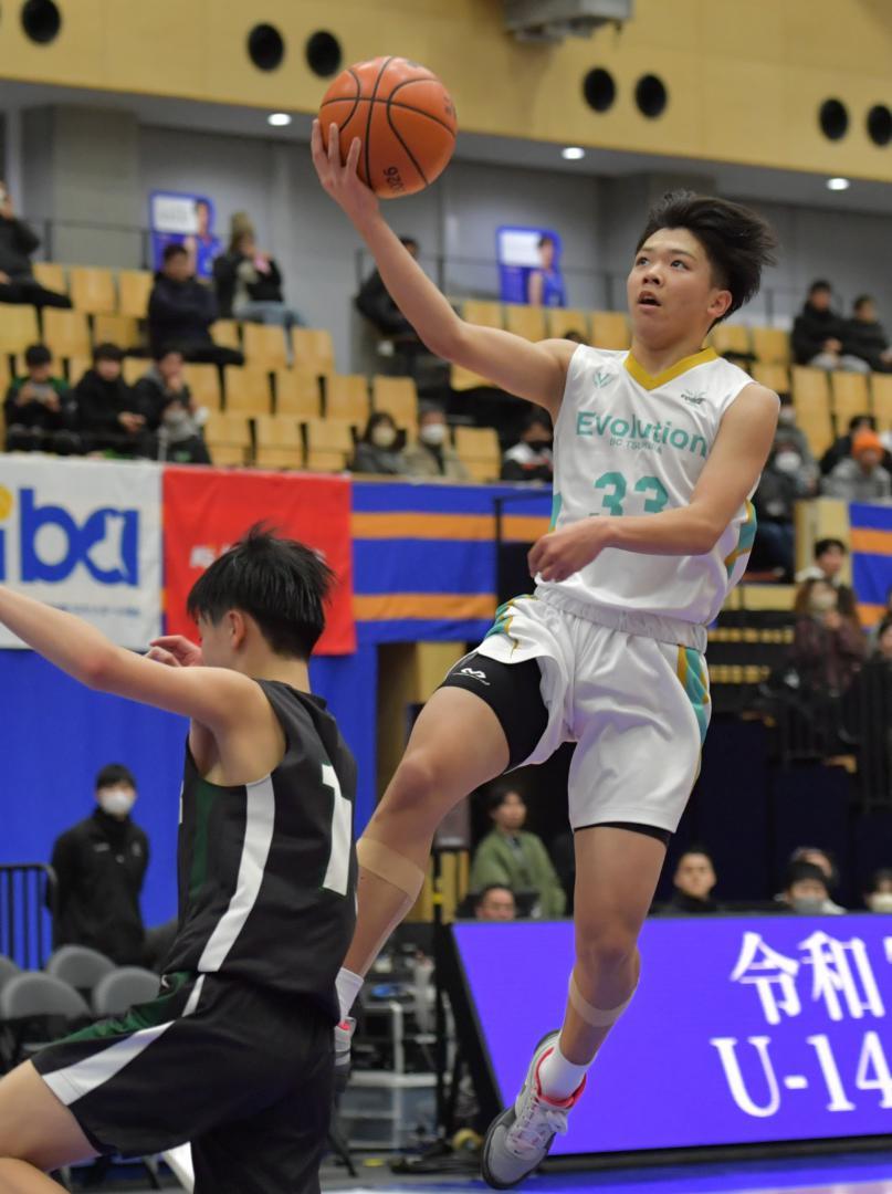 〈男子決勝〉BCつくばEvolution-EXPLODER　第3クオーター、速攻からシュートを決めるBCつくばの井上主将=日立市池の川さくらアリーナ