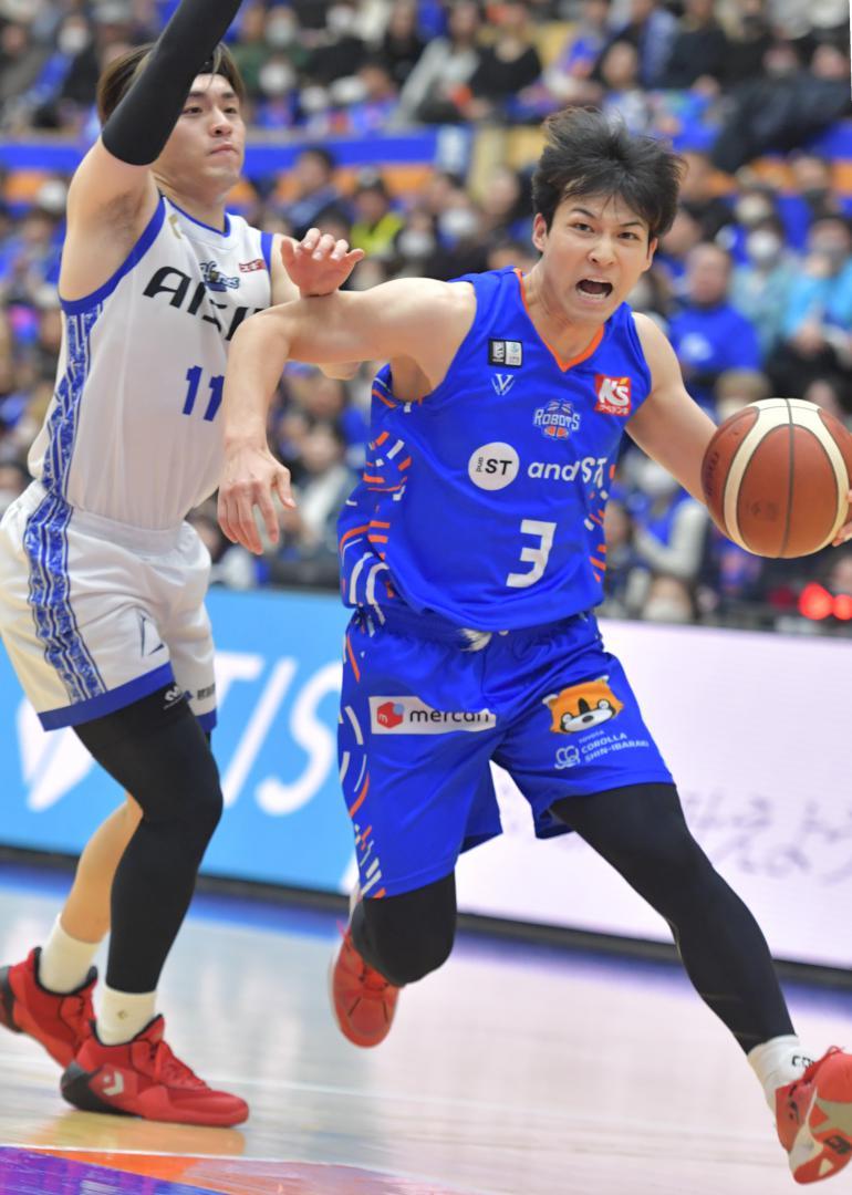 ロボッツ-三河　第2クオーター、ドリブルで攻め込むロボッツの長谷川(右)=日立市池の川さくらアリーナ