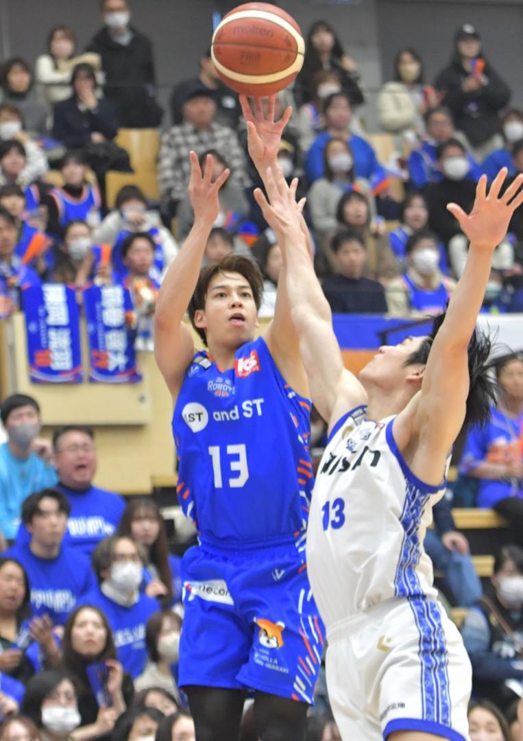 ロボッツ-三河　第3クオーター、3点シュートを決めるロボッツの中村(左)=日立市池の川さくらアリーナ