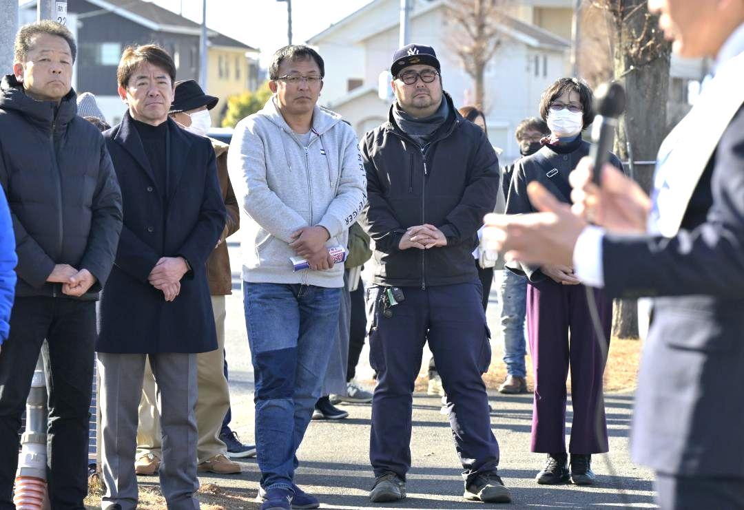 候補者の訴えに耳を傾ける有権者ら=1日午後、牛久市内
